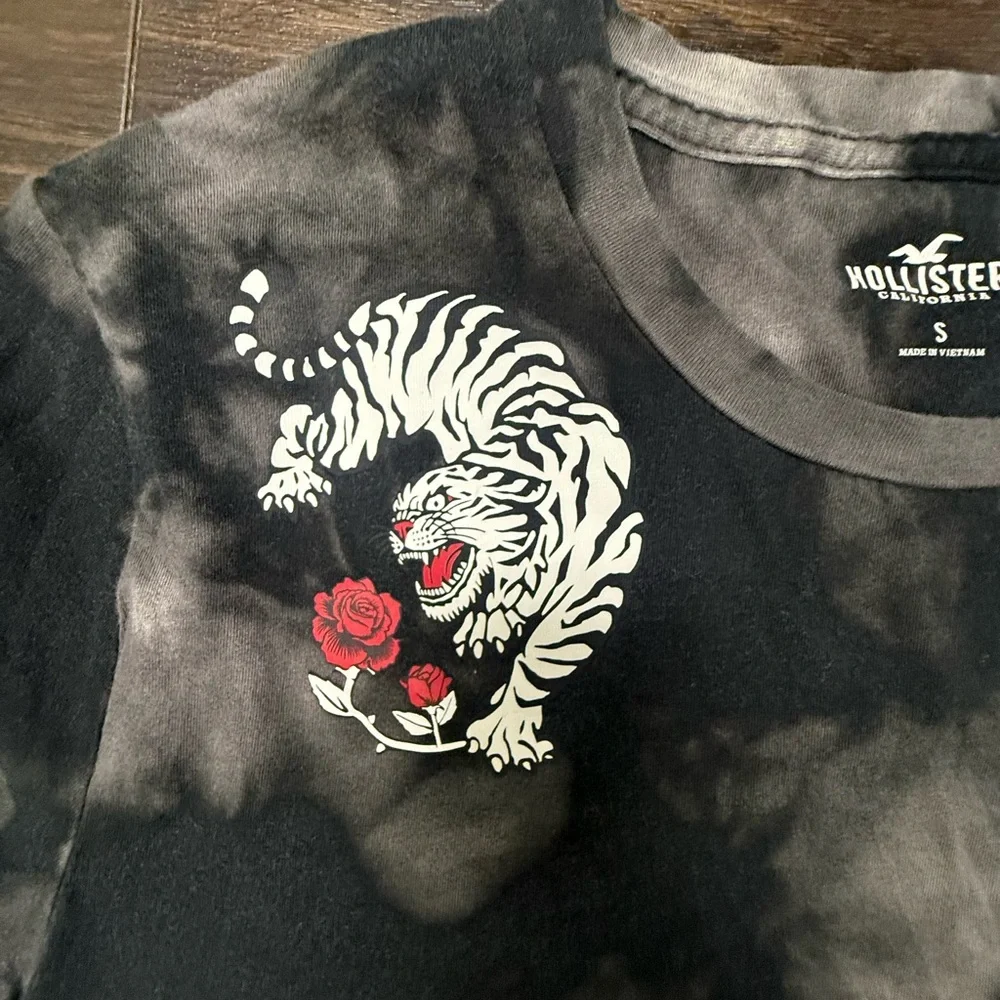 Hollister Black & Grey Tie-Dye‎ Tiger Rose Graphic Tee - Small